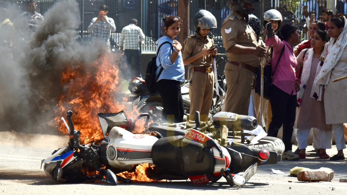 UNI_Photos's tweet image. In Photos | Security personnel were deployed in Noida Sector 1 after company employees staged a protest demanding a salary hike. Vehicles and property were damaged, and stone-pelting was reported during the protest.

📸: Ritik Jain / UNI 

#Noida | #NoidaSector1 | #Protest |