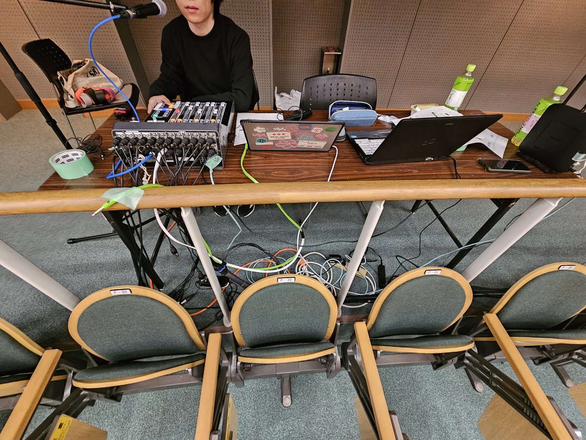 Dawkut's tweet photo. 昨日4/12に軽音同好会の講堂ライブリハーサルのお手伝いをさせていただきました。
4/18(土)の本番では、より良い音を観客の皆様にお届けできるよう、より一層頑張らせていただきます。 https://t.co/y91eYe7EH8