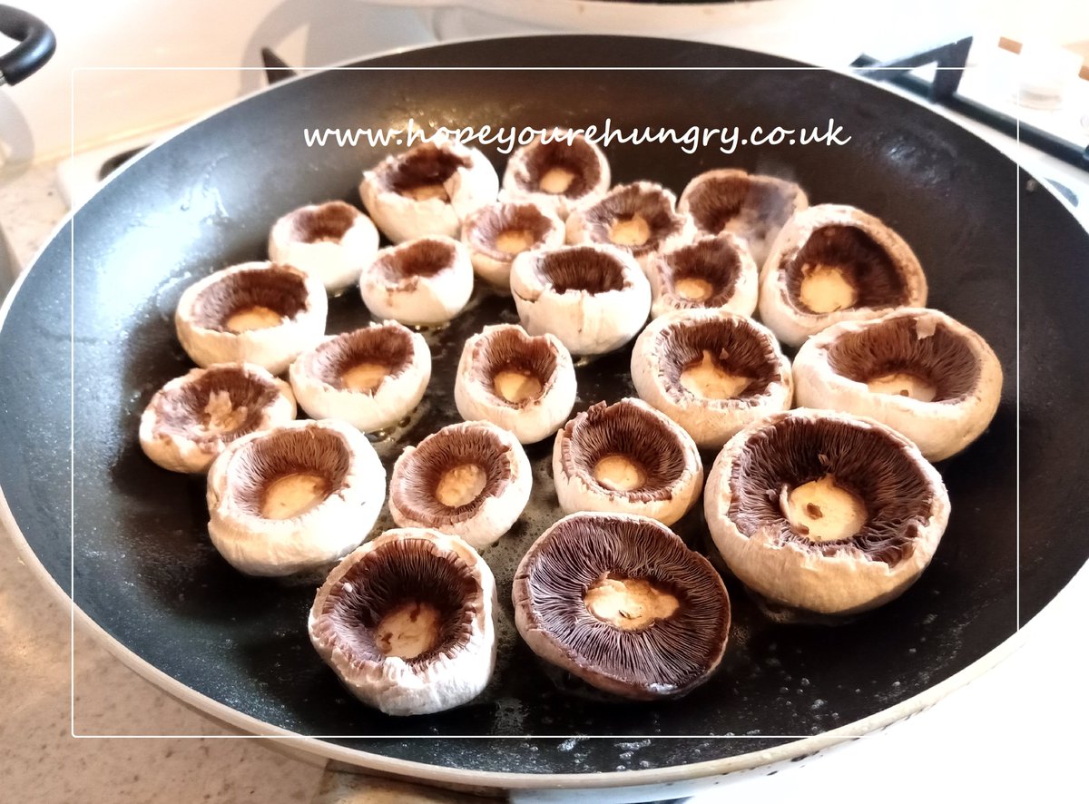re_hungry's tweet image. Happy #Monday lovely Hungrys! Making my very stuffed mushrooms for lunch today - recipe: hopeyourehungry.co.uk/snacks-the-gre… Crispy topped &amp;amp; crammed with cheese, a light lunch that's perfect for sharing! Stay hungry! ;) x #bakeithappen #recipes #baking #cheese #lunch #meatfree