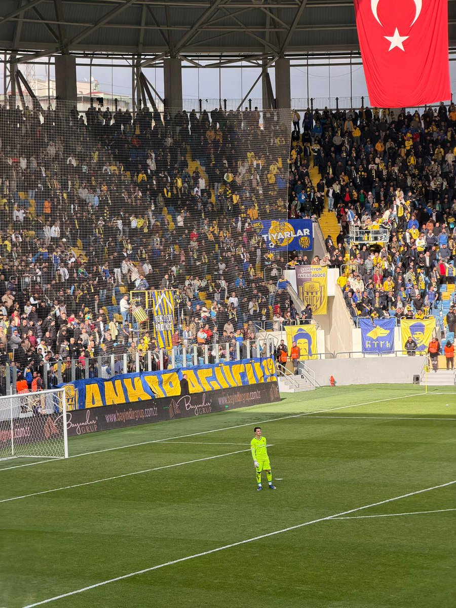 BekarEviTD's tweet photo. Sezon boyunca Ankaragücüne yakışmayan iç saha performansıyla taraftarlar olarak sahada mücadele eden futbolcularımızın bir tanesine bile tek laf etme hakkını kendimizde görmüyoruz.
Bu sezon çok şey eksikti ama bu çocukların mücadelesi tamdı. 

Ligde kalır mıyız hesabı yaparken play of potasına getiren genç kardeşlerimizin hakkını teslim ediyor son iki maçta da 6 puan alarak kaderimizde ne yaşayacaksak razı geleceğimiz bir sonu bekliyoruz.

Yolumuz deplasman, yönümüz arma!
#NextStationTokat

Bekar Evi Çocukları