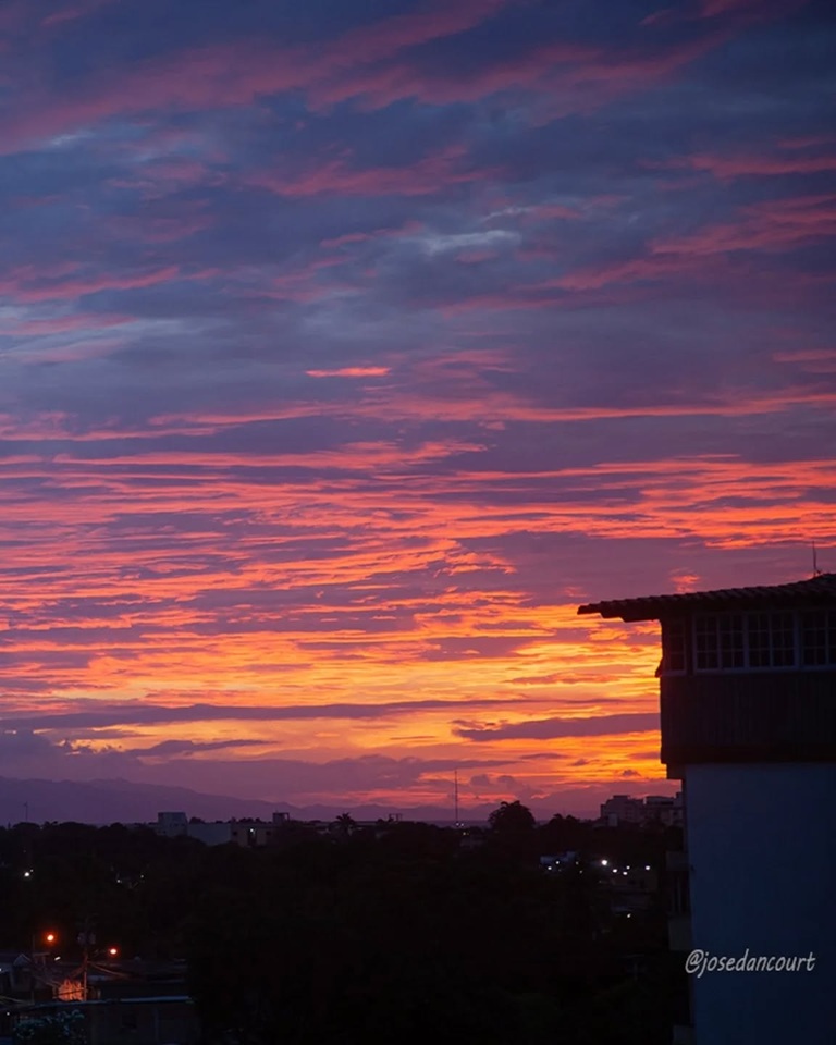 josedancourt's tweet image. Durante la aurora se produce un primer celaje, que es cuando intensos colores colman el cielo del amanecer.

#Sunrise #Sun #Color #Cumana #relax  

#CursoFotografiaTwitter
Gratuito
Autoestudio
Acceso en post fijado en mi perfil X