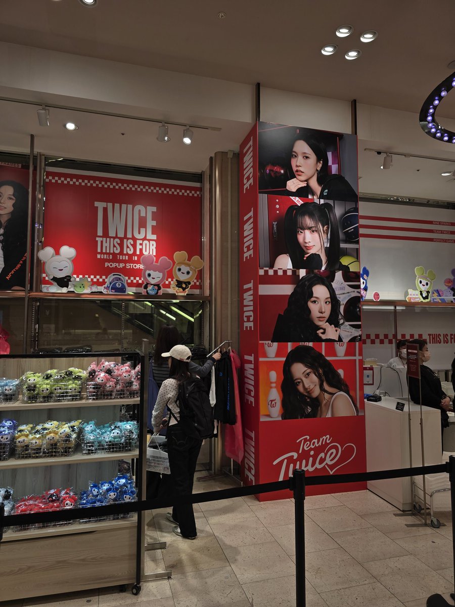 ayako3jsb_love's tweet photo. TWICEポップアップ大阪
娘が1番欲しがってた、ミナちゃんのスローガン、外国人転売ヤーみたいなのが、目の前で全部かっさらって行きよった…😭 https://t.co/YQYdvzr1Y9