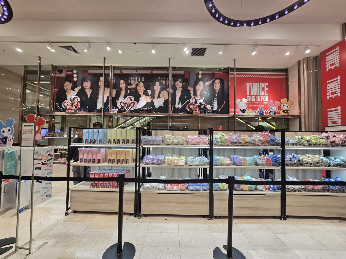 ayako3jsb_love's tweet photo. TWICEポップアップ大阪
娘が1番欲しがってた、ミナちゃんのスローガン、外国人転売ヤーみたいなのが、目の前で全部かっさらって行きよった…😭 https://t.co/YQYdvzr1Y9