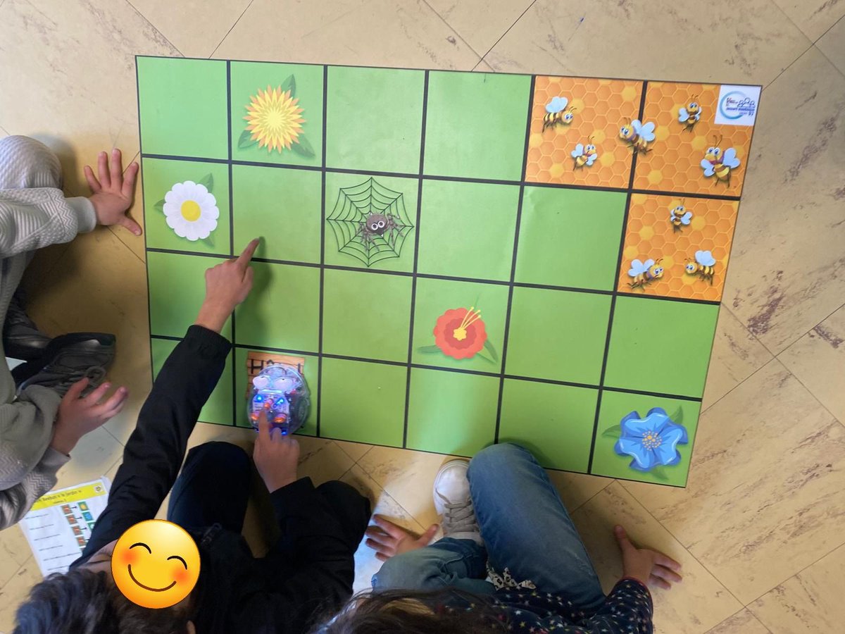 JoliotCurie5's tweet photo. 🤖🌼 Défi robotique départemental 92 à Nanterre ! 70 élèves de cycles 1 et 2 se sont confrontés aux défis : le robot butine 🌸, évite les pièges ⚠️ et rejoint sa ruche 🐝. ⏱️ 30 min pour relever un max de défis ! Concentration, coopération et programmation au RDV! #ERUN92 https://t.co/5jvUDaKbuD