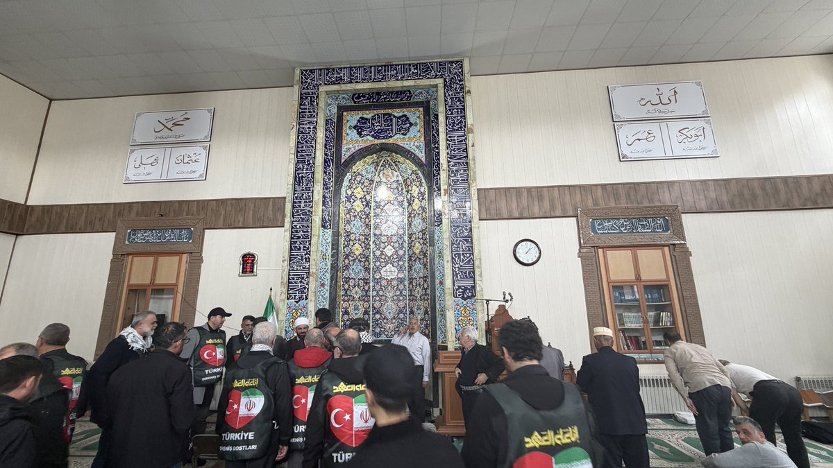 hasanakaras's tweet photo. Urmiye’de bir Sünni camisinde öğlen namazını cemaatle birlikte kıldık. 

İran’da Sünni camisi yok diyen arkadaşlar, şu fotoğraflardaki yazılarda ne yazıyor? Bir bakabilir misiniz? https://t.co/zVoc55m5HV