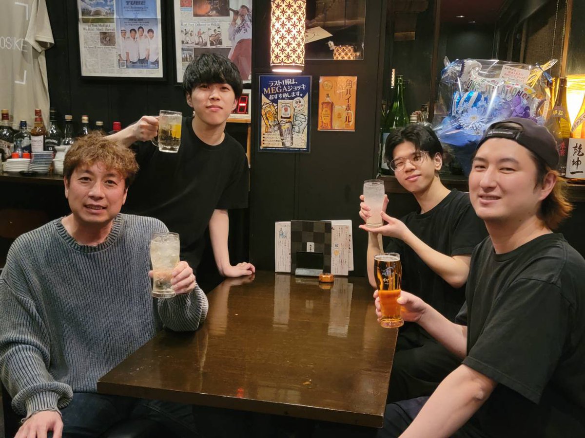 4月11日に9周年を迎えました㊗️

ご愛好くださる皆様へ心より感謝申し上げます。
今後とも『かどすけ』をよろしくお願いいたします。
#かどすけ　#居酒屋　#南林間

かどすけの男子全員で乾杯🍻