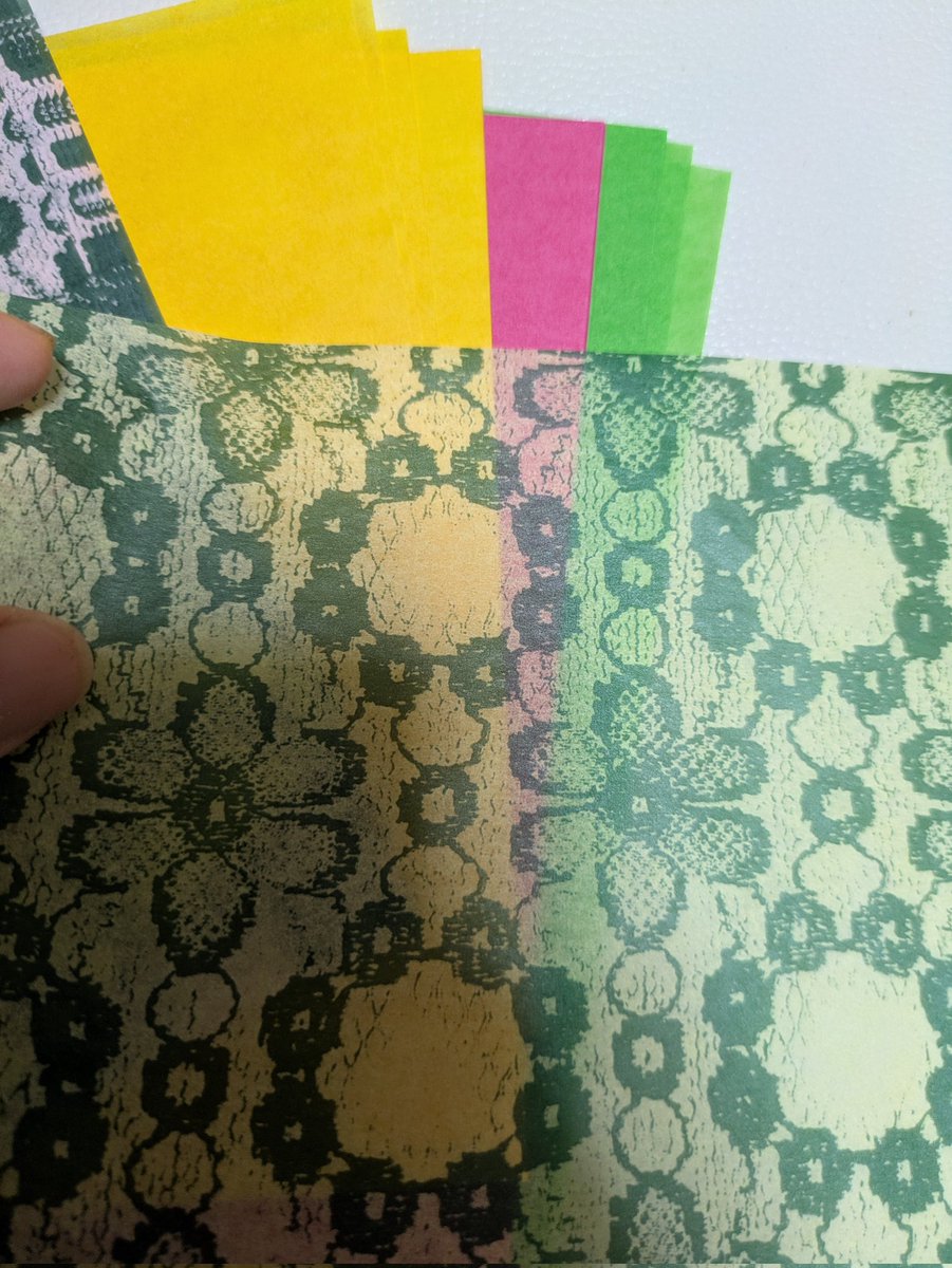 ツヴィリンゲさんの薄葉紙の折り紙。美しい。きっと勿体なくて当分なんにも使えない予感。