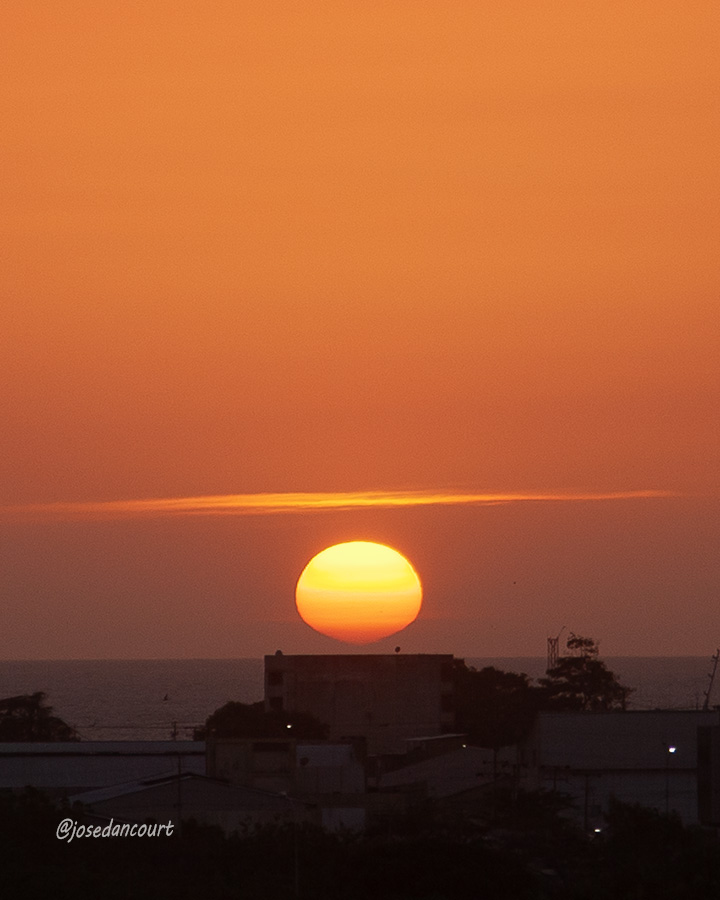 josedancourt's tweet image. Una traza de color amarillo resalta al sol del ocaso a su llegada al horizonte.

#Sunset #Sun #Color #Cumana #relax

#CursoDeFotografiaTwitter
Gratuito
Autoestudio
Acceso en post fijado en mi perfil de X