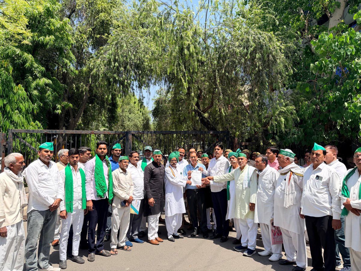 BKU_LOKSHAKTI's tweet photo. किसानों एवं क्षेत्रीय समस्याओं को लेकर किसान एकता महासंघ द्वारा नोएडा प्राधिकरण को घेरा गया मौके पर आकर ऑस्ट राकेश कुमार शर्मा जी द्वारा ज्ञापन लिया गया सभी समस्याओं का जल्द निस्तारण का आश्वासन भी दिया गया। https://t.co/tO6BZhGVE7