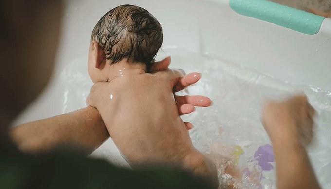 Bu topluma ne oldu böyle?
📍Prof. Dr. Oytun Erbaş:  "Ben doktorum. Ben bile kendi kız yeğenlerimin cinsel organlarını görmedim. Kültürümüzde kız çocuğunu baba yıkamaz." dediği için linç edilmiş, iyi mi !