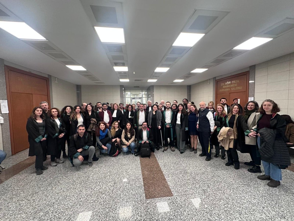 Genel Merkez Yöneticimiz Av. Ruken Gülağacı’nın mesleki faaliyetlerini yürüttüğü esnada gözaltına alınarak 45 gün ev hapsinde kaldığı dosyanın ilk duruşması bugün İstanbul 23. Ağır Ceza Mahkemesi’nde görülmüş olup hakkında beraat kararı verilmiştir.

Avukat müvekkil