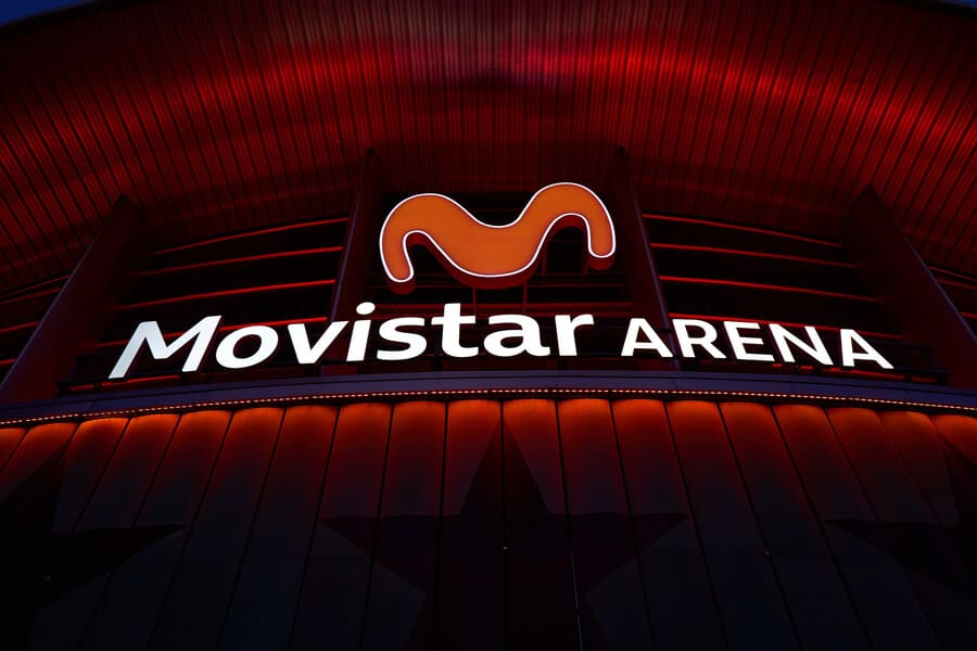 Fegimeonline's tweet image. 💡 @LedvanceSpain renueva la fachada del Movistar Arena con iluminación LED flexible y vanguardista.

🔹 RGBW + control DMX
🔹 Escenas dinámicas para cada evento
🔹 Más eficiencia y menor mantenimiento

📲 Más info: fegime.es/post/ledvance-…
#IluminaciónLED #LightingDesign #Madrid