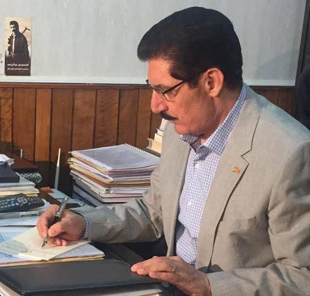 kdpfro's tweet photo. *للتاريخ و التآخي*

 بقلم: فاضل ميراني

لم يكن عملنا على تأسيس آلية لتقديم مرشح متفق عليه لمنصب رئيس الجمهورية بهدف ان يأخذ حزبنا المنصب.
لا يوجد مانع ان يكون المنصب لنا، لكننا و كما اعتدنا في عملنا الحزبي و السياسي و القيادي و الاداري، نجتهد في ايجاد ارضية قانونية و اجواء تفاهم مهما كان فهم الاخرين متأخرا، حتى نجعل من التأسيس، التأسيس السليم، طريقا للتعامل في العراق و بمختلف مؤوسساته لا في جهاز محدد.
نحن و غيرنا، كلانا نعلم ما انتهى اليه منصب رئيس الجمهورية، وهي نهاية تختلف عن المكتوب في الدستور، وحتى نزيل هذا الامر، و حتى يكون للكورد وهم قومية جرى العرف على منحهم هذا المنصب مثلما جرى العرف على منح العرب منصبين من الثلاثة هما رئاسة مجلس الوزراء للشيعة و رئيس مجلس النواب للسنة، ما يكون للطرفين من وقت يُحتسبُ به الظرف الصعب الذي يمر به العراق من انتهاك سيادة و تكاسر قوى اقليمية و دولية، وحتى يكون الشعور بالترشيح حقيقيا شعبيا نيابيا او سياسيا توافقيا، فيمضي المجلس بالتصويت بعيدا عن حالة منفّرة واضح فيها ان المناصب صارت تشرعن المواقف الشخصية.
للتاريخ و من باب النصح الاخوي و التذكير، الحزب الديمقراطي الكوردستاني اعمق جذرا و اعلى مكانا من محاولة اظهاره خلاف الواقع، و الرئيس البارزاني شخصية وطنية و قومية يقدّمه تاريخه العريق في العمل من اجل العراق، وعمله عند الذين يتحرون المعلومة السليمة، عمل لا يفهمه او لا يريد فهمه من جاء للسياسة صدفة او بغاية كسب على حساب العراق.
ما هكذا تُدار امور البلاد، و قد سبق و فعل قبلهم نفر تحكموا بالقرار، فتفلتت الامور و كان ان ازاحتهم القوى و الايام و جاء غيرهم.
ثمة فرق بين متفهم الواقع و بين من يريد فرض خياله بالقوة، فالسياسة فهم قبل قول، و تجريب قبل عمل، و مضمون قبل ثياب.
ان السياسيين شيبا و شبابا، المشتغلين في مواقع التشريع و النيابة البرلمانية و الادارة الحكومية، لا يصح بهم ان يظهروا بمظهر المشخصن لأمور لا ترقى و لا يصح ان يحملها من جَعلَه العراق لاي سبب مسؤولا عن قراره او جزء من قراره.
نحن نريد ان يكون الجو السياسي جامعا لا مفرقا، جو من الهدوء لا التشنج.
نحن ناضلنا و لم نزل حتى يكون العراق الجديد عراق السبعة آلاف سنة من الحضارة المشعة لا عراق السنوات العجاف بسبب حكّامه، و ان يعود لرقُيه الذي كان مضرب الامثال بالتحضر، لا المشار اليه بما لا يحمد بسبب المتحكمين به.
ان الموقف الوطني الحكيم يرفض ان يتصور ان ما جرى من فرض ارادة هو عمل دستوري او نصر، ذلك ان هذا الموقف لم يزد الامور الا تعقيدا، بل و اثبت ان الانتقائية و قبلها السكوت عن القضايا الكبرى سياسيا و امنيا و حياتيا هو السائد في الاداء.
ان الذين يحملون قضايا عادلة، و الذين عملوا و يعملون لمصالح بلدانهم، يشعرون دوما بفرق مكانتهم عن مكانة الذين يجهلون او يتجاهلون معنى مهامهم التي وصلوا اليها صدفة، اذ لو انهم وصلوا بتأسيس و سياق سليم لما فعلوا الخطأ المقصود.
@masoud_barzani 
@Fazil_Mirani 
@IraqiPresidency 
@KDPinfo