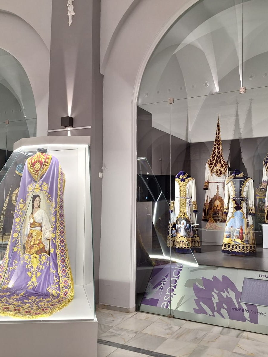 muBBla's tweet photo. 🏛️ ¡Reabrimos nuestras puertas!

Tras la puesta a punto de nuestro patrimonio textil🧵, el #muBBla vuelve a abrir. Y lo hace de forma única: la Virgen de la Amargura preside el museo de manera extraordinaria. 🕊️✨

#PasoBlanco #Lorca https://t.co/JkvbTlwetR