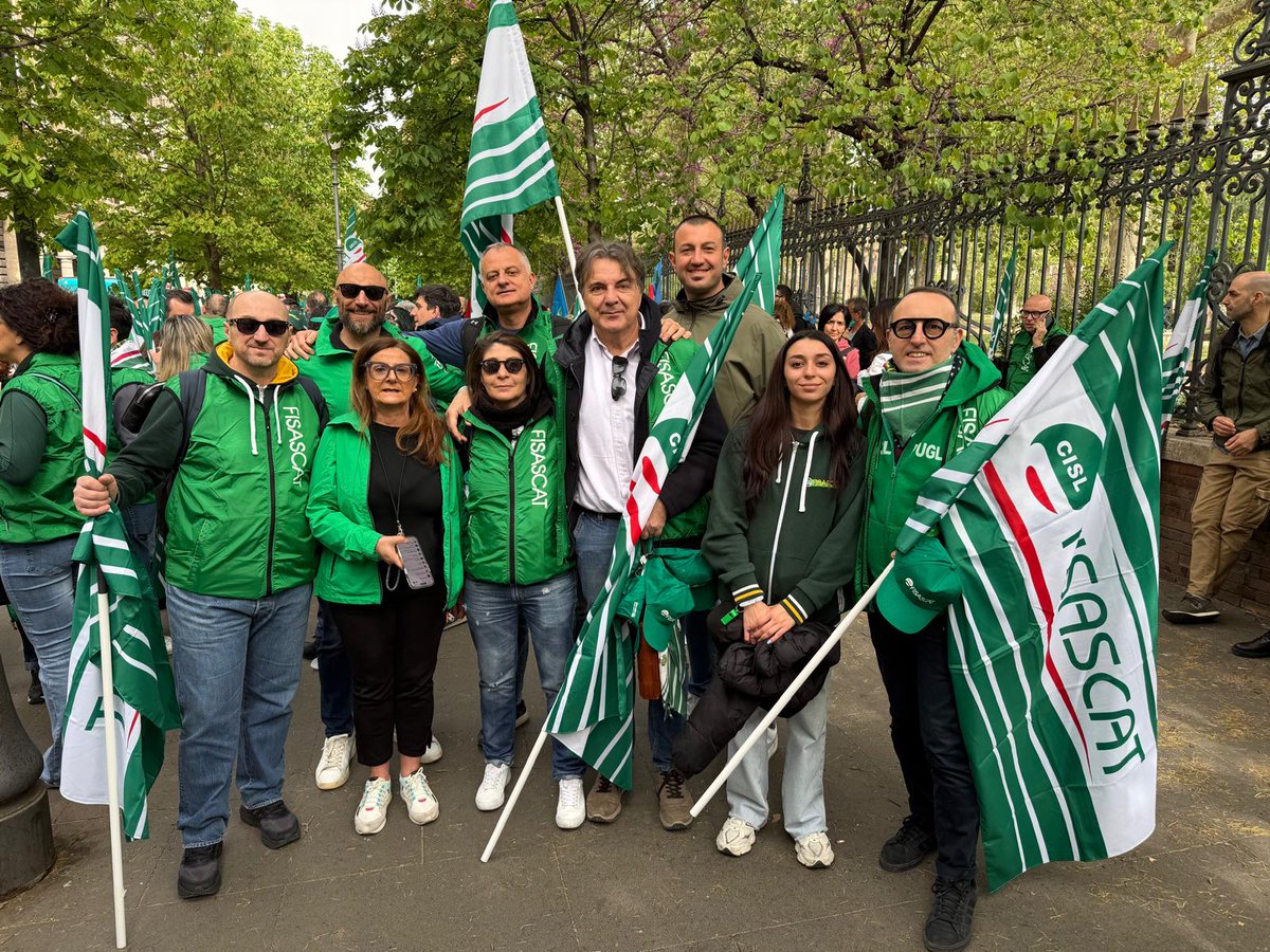 FisascatCislPug's tweet photo. #13aprile Anche la #FisascatCislPuglia in piazza a #Roma per lo #sciopero di lavoratrici e lavoratori delle #farmacieprivate, per il rinnovo del contratto scaduto ad agosto 2024: rispetto, dignità del lavoro e risposte concrete sul piano economico e normativo #IlContrattoCiSpetta https://t.co/M2uI6QyRfl