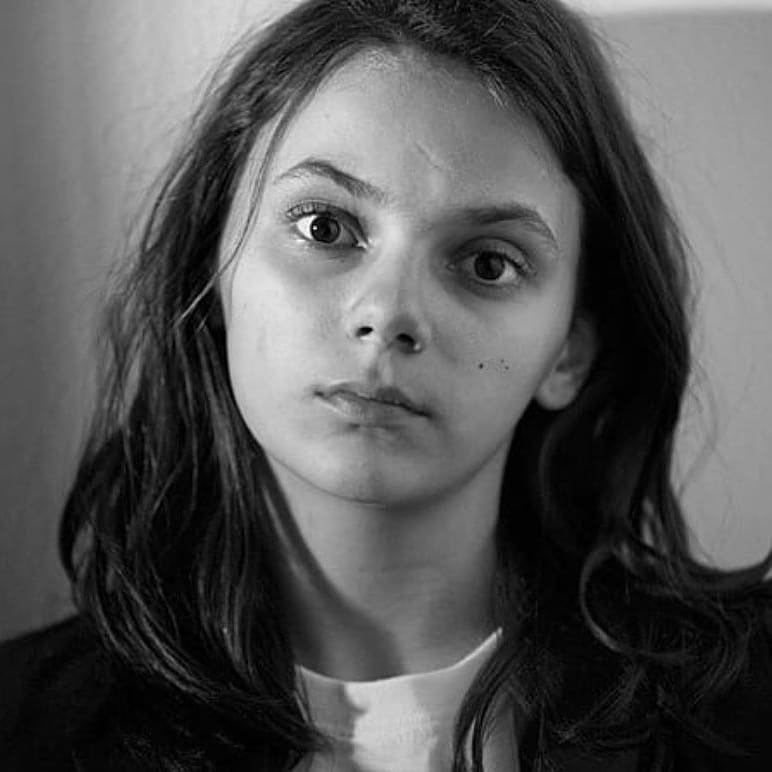 ProjetCrash's tweet photo. .
ＩＮＴＲＯＤＵＣＴＩＯＮ:

Name: Arya Bennett
Age: 17 years old
Gender: Female
Family: Unknown
Species: Homo superior (Mutant)
Ability: Illusion Manipulation
Former Affiliation: Hydra (Unwillingly)

Faceclaim: Adelaide Kane
Penned by: Ava
Writing style: Literate https://t.co/csdpyE3Vop