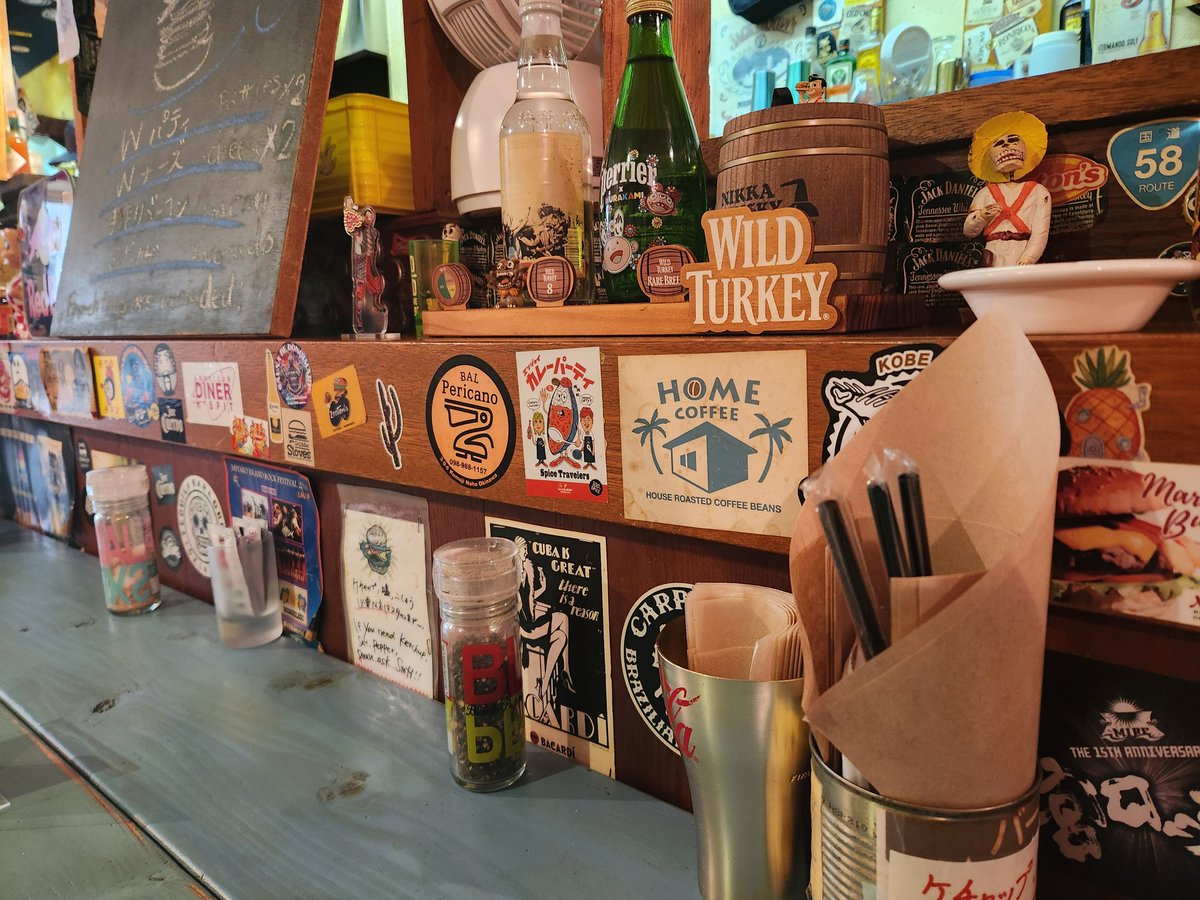 kuzuokuzo's tweet image. えぇ感じのBURGER屋さんあったのでテイクアウト(仕事があるので…)
ベーコンエッグチーズとかいう最高の組み合わせ( ＾ω＾ )
ステッカーも入ってて可愛い！
沖縄限定の紅茶花伝飲んでお仕事(´∀｀;)
Zooton's （ズートンズ）さん！
めちゃ美味しかったです！！
ご馳走さまでした(´▽｀*)♪