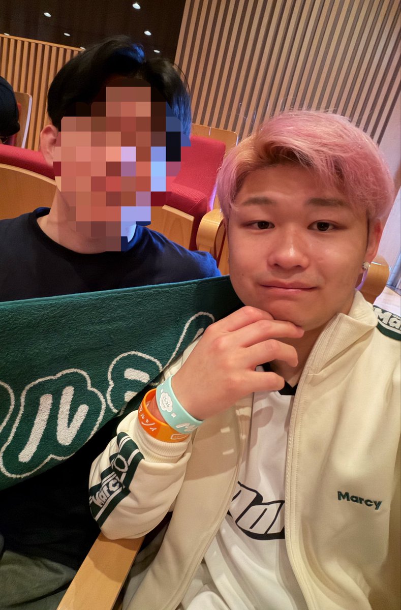H7mXoj's tweet photo. そういえば2週間前くらいににピンク髪になりました✨昨日はマルシィのライブ行って来たよ〜 https://t.co/9zwnbrUjNa