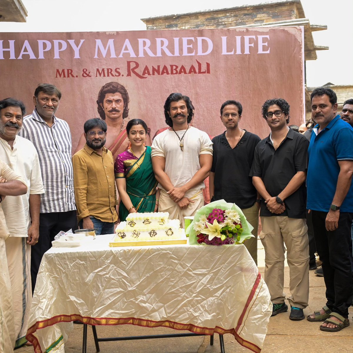 sribalajivideos's tweet image. Vijay Devarakonda and Rashmika Mandanna wedding celebration and wishes at Ranabali sets 😍
#VijayDevarakonda #RashmikaMandanna #Ranabali #fbpost #SriBalajiVideo