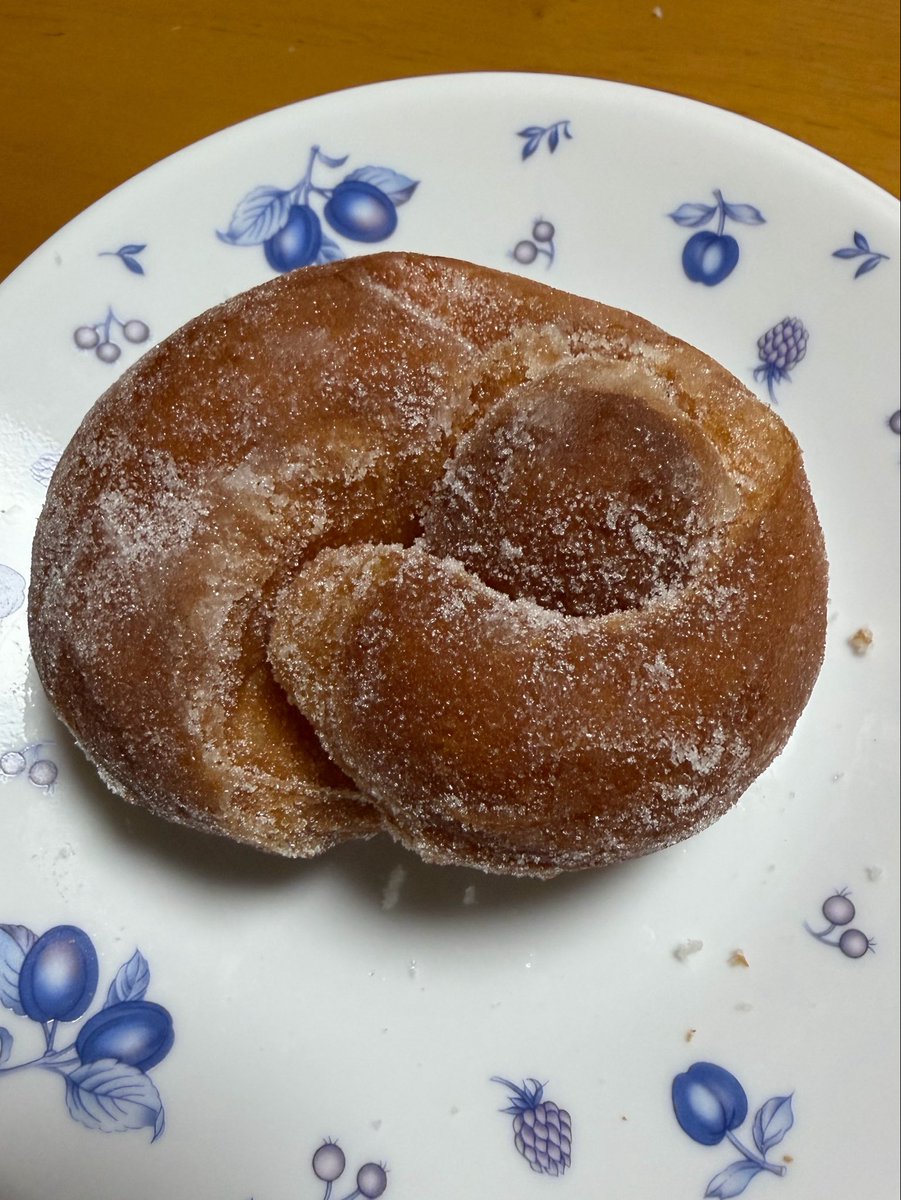 UdkoHt's tweet image. パティシエ エス コヤマにて『エスコヤマの生ドーナツ』前回あまりの美味しさに感動し早速のリピ。10時の販売がなくなり、14時のみの販売になったようです。この軽さはドーナツの概念を覆されます。一度に10個は軽く食べられます。#eskoyama #donut #ドーナツ #生ドーナツ #ブリオッシュ生地 #cake