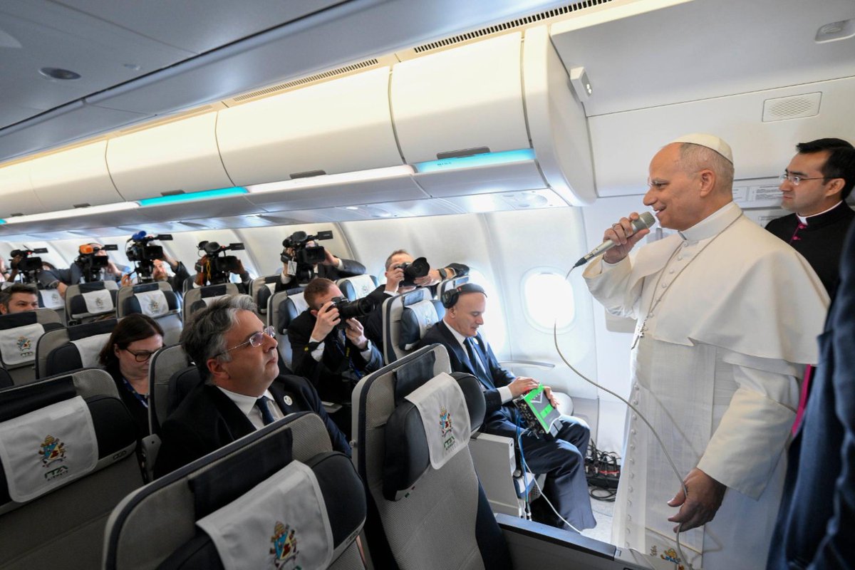 To wyjątkowa podróż, pierwsza, którą chciałem odbyć” – powiedział Leon XIV do dziennikarzy w drodze do Algierii.  Zapytany o krytykę skierowaną pod jego adresem przez Donalda Trumpa odparł: „Nie chcę wchodzić w dyskusję. Moim przesłaniem jest Ewangelia.
➡️tinyurl.com/2j8m9p2j