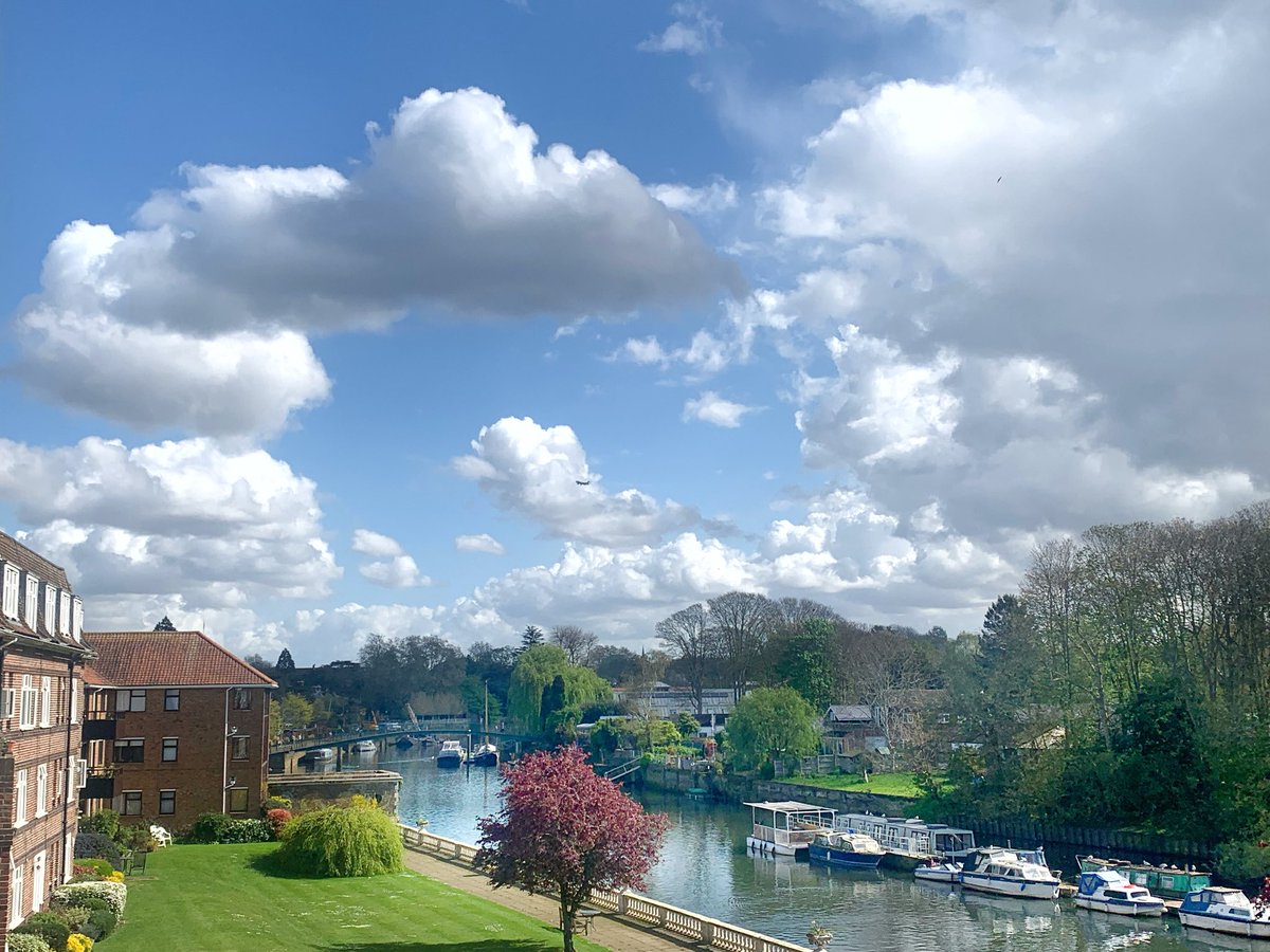 ruths_gallery's tweet image. A wonderful day to enjoy watching clouds over Twickenham. 

See the large bird cloud in the second photo and a grumpy cloud in the last one? 

#clouds #twickenham #cloudscape #viewfrommybalcony #thames @CloudAppSoc @SallyWeather #cloudshapes