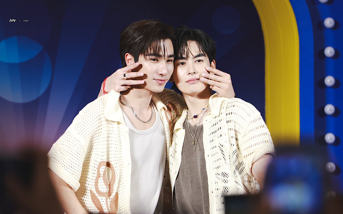 J_julyx's tweet photo. หน้าตาดูมีความสุขมาก 55555555 🤍✨

PERTH SANTA AT SONGKRAN THE MALL BANGKAPI 

​#TheMallSongkranxPerthSanta
#PerthTanapon #Santapp #PerthSanta https://t.co/hCGqp1QXgA