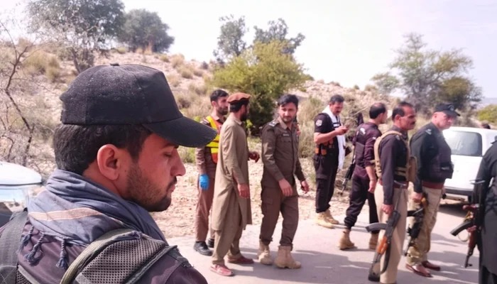 pajhwok's tweet image. A policeman was killed and four others wounded after unidentified gunmen opened fire on security personnel guarding a polio vaccination team in Khyber Pakhtunkhwa on Monday.
Full details are available at the link below
shorturl.at/IlMal
#PolioGuardsTeam #Attack #KP