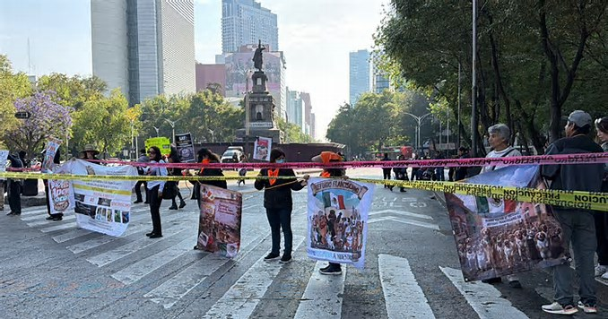 CorresponsalsMX's tweet image. #Almomento
#Caos esta mañana en la #CDMX por el cierre de Paseo de la #Reforma.
Manifestantes tomaron desde hace horas la vialidad en ambos sentidos en protesta por la falta de apoyo al #RefugioFranciscano que alberga a cientos de perritos abandonados.
📷Quadratin