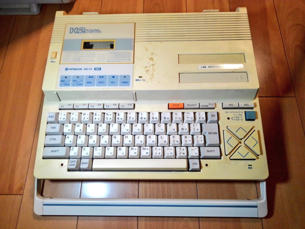 レトロPCの置場に困る少女 tweet media