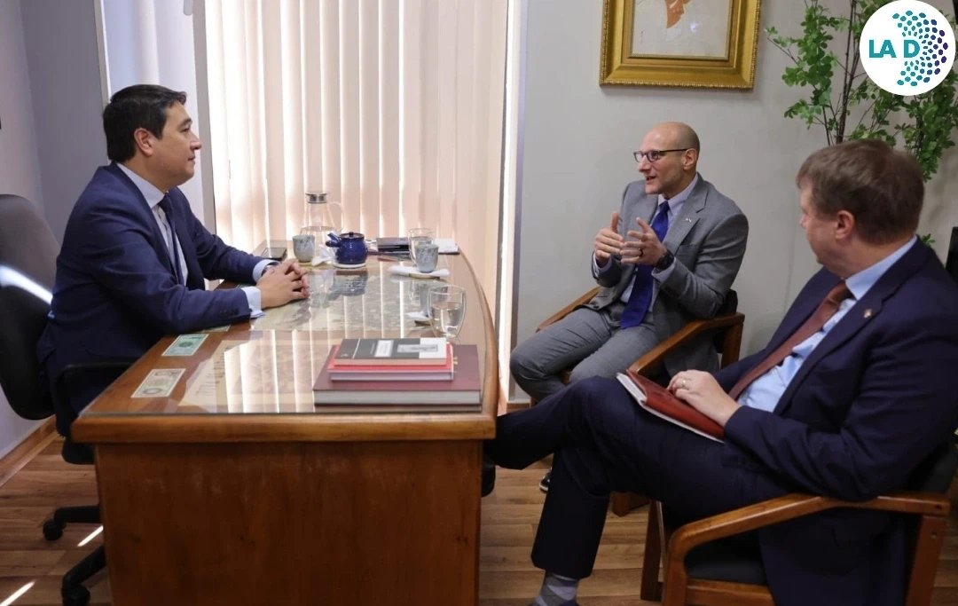 lademocraciapy's tweet photo. NAKAYAMA MANTIENE REUNIÓN CON LA EMBAJADA DE EE.UU.
El senador nacional Eduardo Nakayama mantuvo hoy reunión con representantes de la Embajada de Estados Unidos en Paraguay, donde se abordaron temas de cooperación bilateral, agenda institucional y relaciones entre ambos países. https://t.co/5xZ6ld82QB