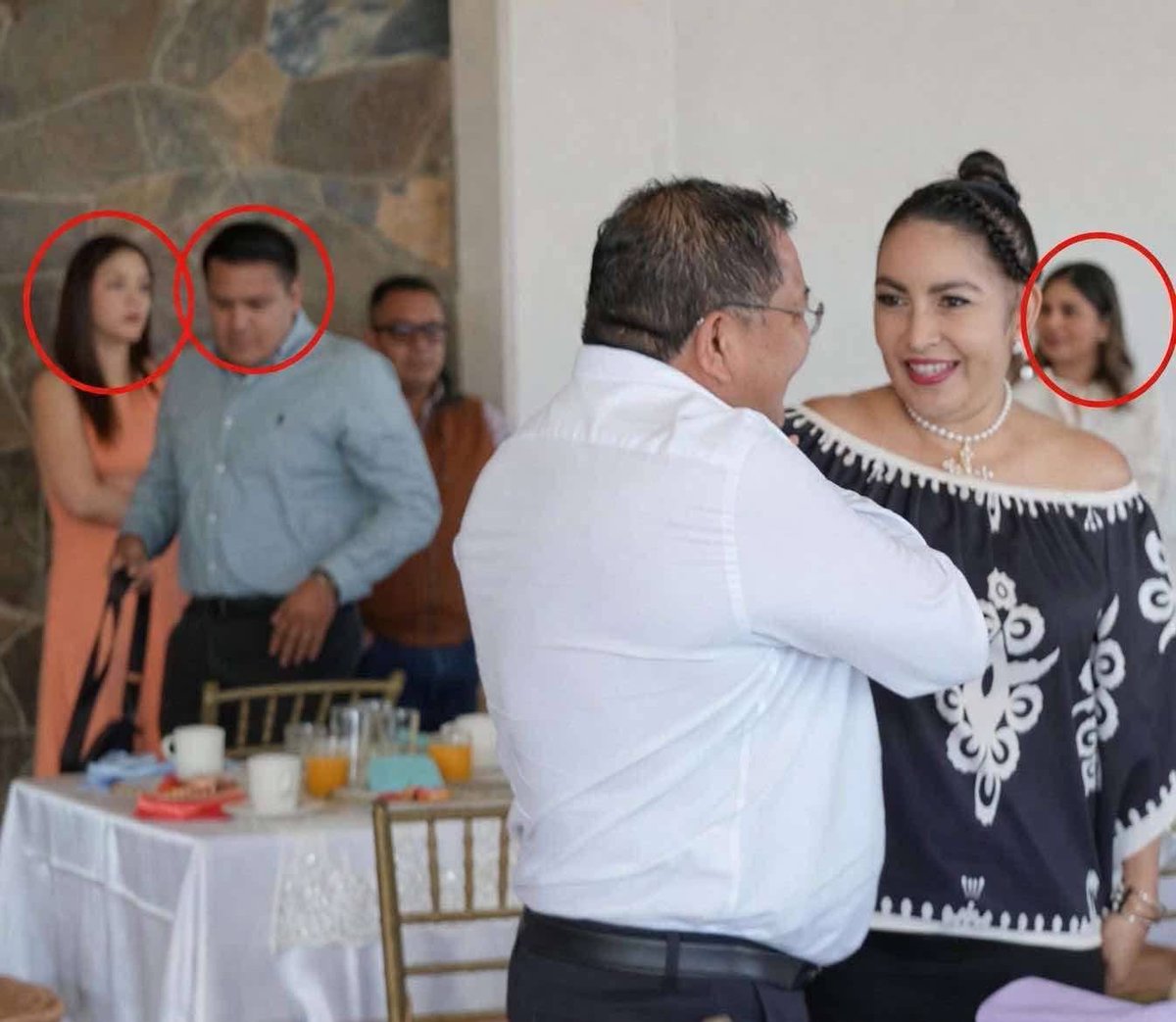 rioaxaca's tweet photo. #Oaxaca Exhiben a funcionarios de Finanzas en plena campaña a la rectoría de Farid Acevedo 

* Los funcionarios pueden ser denunciados penalmente por desvíos de recursos

CENTRO OAXACA/REDACCIÓN

Al menos siete funcionarios de la Secretaría de Finanzas incurren en desvío de recursos, al participar en horas hábiles o con recursos de la dependencia en la campaña sucia de Farid Acevedo, ex titular de esa oficina.

De acuerdo con una denuncia de estudiantes universitarios, respaldas por testimonios gráficos, los servidores públicos participan en los actos públicos que realiza el exsecretario de finanzas.

Los exfuncioarios pueden ser denunciados ante la fiscalía o la secretaría anticorrupción, pero como existe el apoyo descarado del Gobierno del Estado, decidieron hacer pública su denuncia, señalaron  los universitarios.

Entre los participantes en esta campaña ilegal destaca la encargada de la Secretaría de Finanzas, Andrea Fabiola Acevedo Merlín y la directora administrativa  Paola Porras Pérez, cuyo padre Pablo Porras organiza los eventos de la campaña y de la misma dependencía.

Asimismo, los integrantes de la UABJO han visto en la campaña al procurador fiscal Abel Antonio Morales, quien fue el director de la Facultad de Contaduría.

Los universitarios también acusaron al coordinador de finanzas Marco Antonio González Florián, exdirector de servicios escolares y recursos humanos de la máxima casa de estudios. Este personaje es señalado de ser el operador financiero del candidato oficial.

Además en la sucia maniobra electoral gubernamental participa Fabiola Rosales Polito, trabajadora de confianza de la oficina.

Otra funcionaria denunciada por los alumnos y trabajadores de la universidad es Itzel Ramírez Palomo, coordinadora técnica de ingresos, quien ahora se encarga de servicios de la campaña.

También destaca la participación de Iván Alí Martínez, un abogado externo que celebró contrato de prestación de servicios para la Sefin.

Los universitarios documentaron la presencia de los funcionarios en los últimos eventos de Farid Acevedo, que servirán para una denuncia formal contra la campaña sucia.