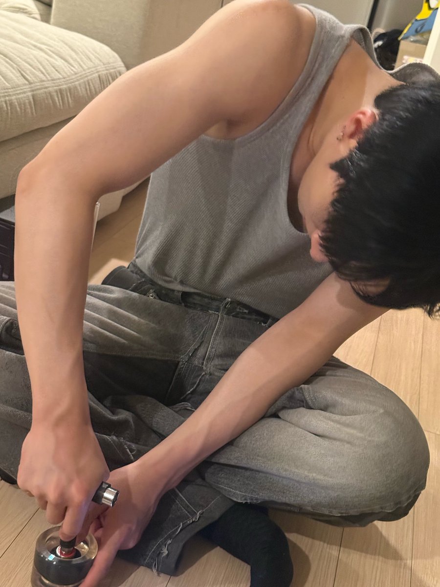 🫧🐾260414 | 00:02 AM ( KOR )

*photo*

As soon as we got to the dorm, Yu hyung started making something ㅋ
Fighting!