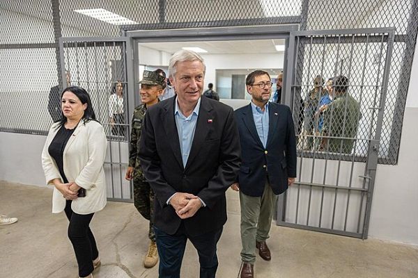 CwiSocialist's tweet photo. Chile: After one month in office, hard right government's support plummets from 58% to 41% - https://t.co/xxosndVihV https://t.co/z0frDSeO68
