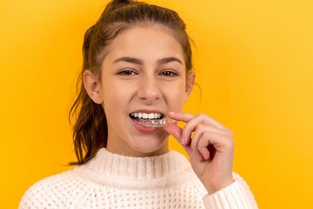 InveigleMagazi1's tweet image. From cleaning to storage, get the inside scoop on maintaining clear aligners for a flawless smile. inveiglemagazine.com/2023/10/7-tips…  #dental #dentist #trending