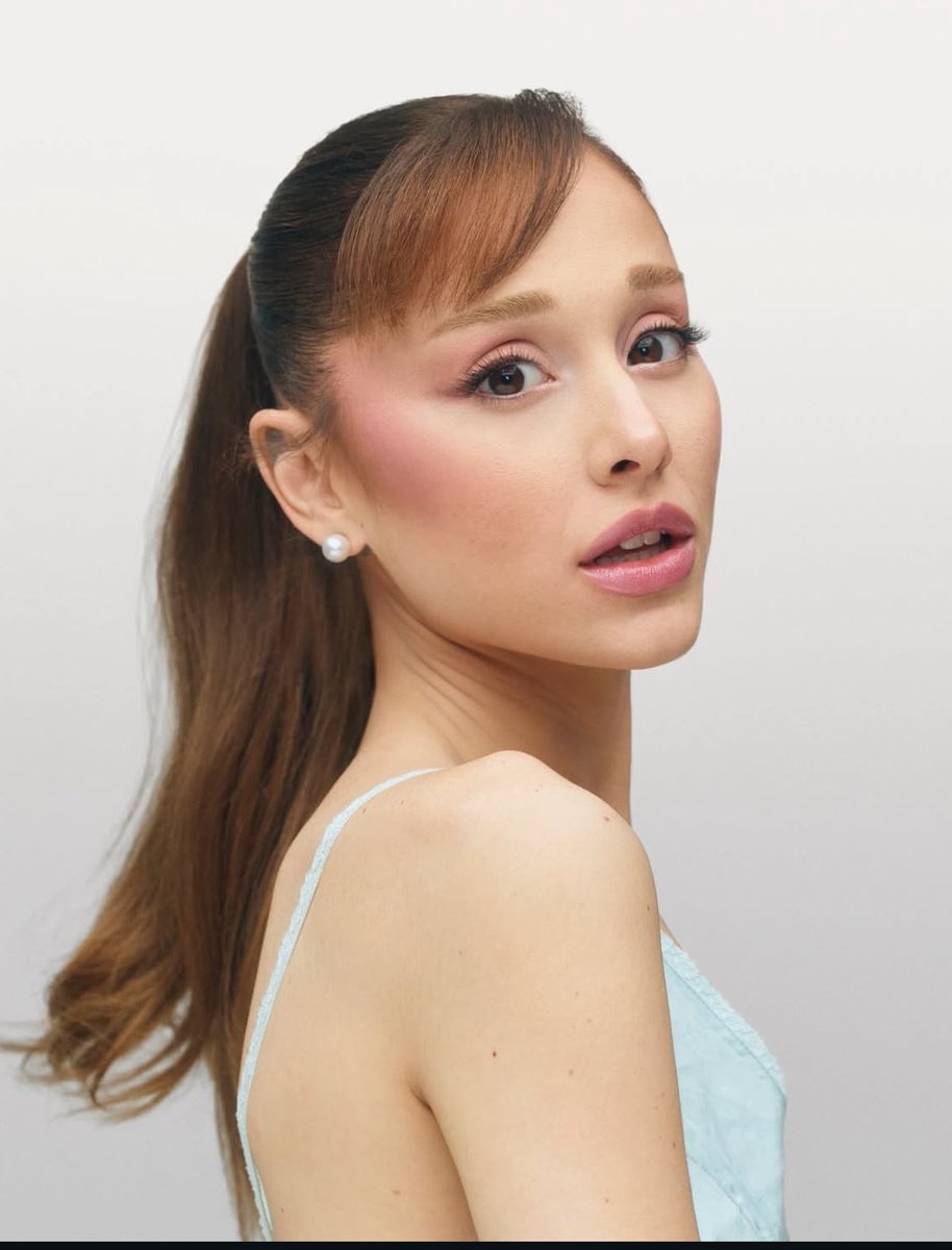 GrandeTourFR's tweet image. #PHOTOS Ariana Grande pour @rembeauty 💋
