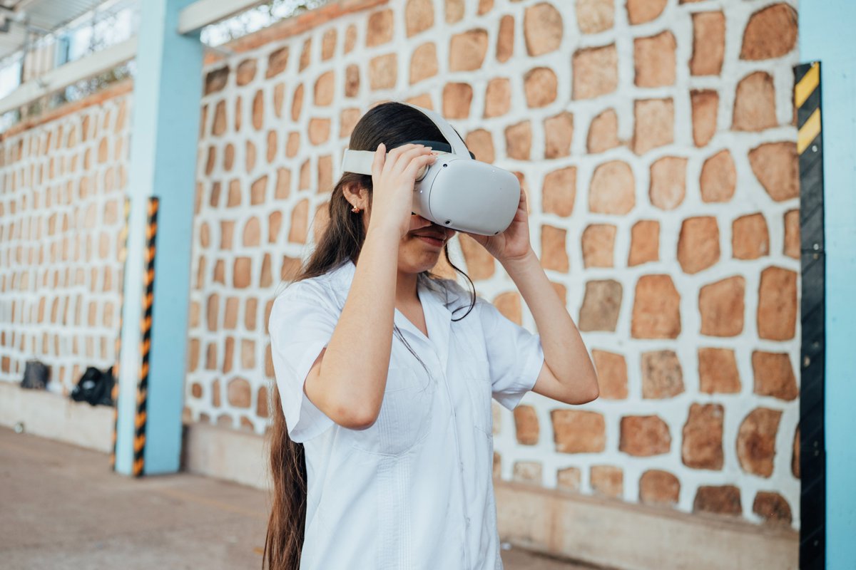 SENACIT's tweet photo. Llevamos nuestro Stand Tecnológico al Instituto Gubernamental Nimia Baquedano, donde niñas, niños y jóvenes exploraron Robótica 🤖, Impresión 3D 🖨️ y Realidad Virtual 🕶️ a través de nuestros programas STEM.

Creemos en su talento para transformar Honduras 🇭🇳💙 https://t.co/DiiyjKt396