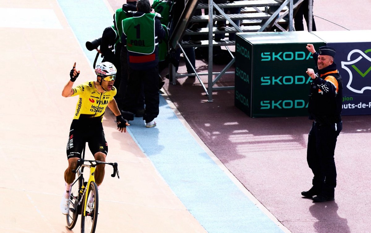 Fransız jandarması dahi Wout van Aert’ın zaferine kayıtsız kalamıyor.