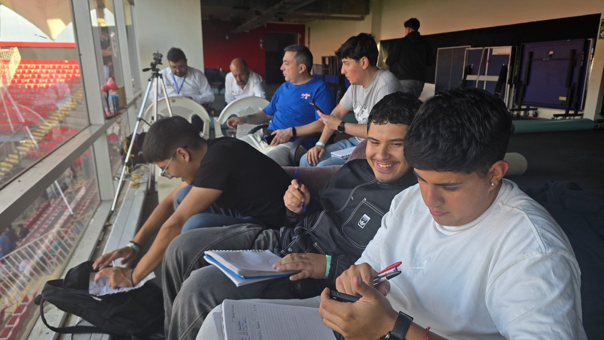 LeoMoraRadio's tweet photo. Oye, que esto no pase colado, el equipo de prensa de Ñublense, pidiendo que los medios de Santiago (u otra región) cuando vayamos al Nelson Oyarzún llevemos mesas plegables y sillas, porque no tienen como recibir a los medios.

Ayer transmitimos desde un sillón. https://t.co/6YbssnIgaJ