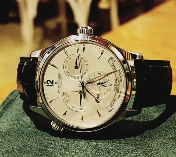 GamaCahaya's tweet image. 1940 - 1948: Masa Vakum dan Pergeseran Selera Pasar

Pasca perang Dunia II selera konsumen bergeser drastis ke jam tangan berbentuk bulat. 
Sa'at itu LeCoultre lebih memprioritaskan kebutuhan militer sehingga model berbentuk persegi seperti Reverso perlahan menghilang dari