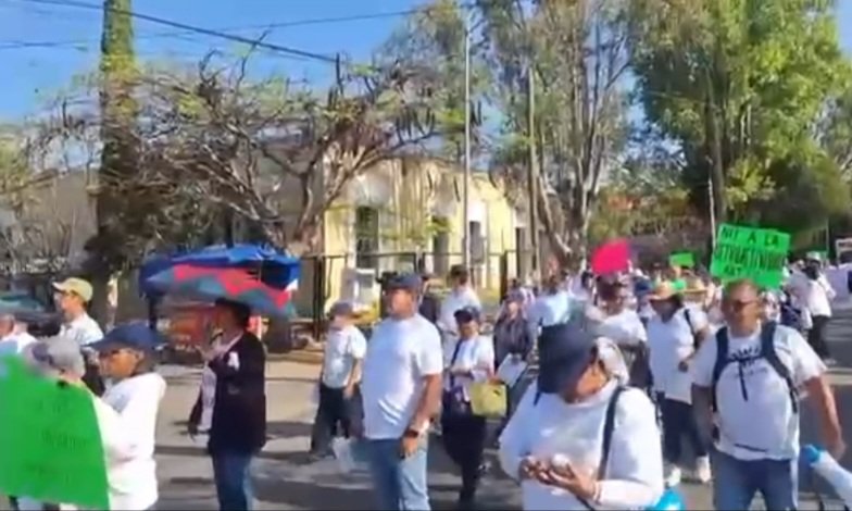CuartaPlana's tweet image. #Entérate | Sindicalizados del #SUTERM marchan en la Ciudsd de #oaxacadejuárez. Es una mivilización que se realiza a nivel nacional para respetar los beneficios que reciben como jubilados. #Video de @Parola89

#Noticias #Oaxaca #BuenosDías 

cuartaplana.com/2026/04/Sindic…