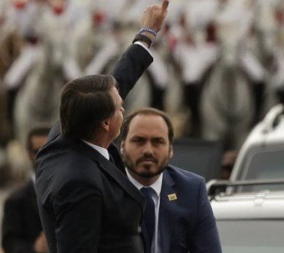 Naquele dia histórico, ver Carlos Bolsonaro ao lado de Jair Bolsonaro no carro da posse não foi por acaso foi por história, por lealdade e por tudo que foi construído muito antes daquele momento.

Carlos não apareceu só na vitória, ele esteve presente na caminhada. Foi ele quem