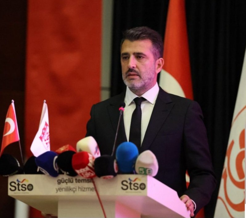 Yüzüne tükürün dediğin Bahattin Eken bile takıma sponsor oldı sen ne yaptın en zor zamanda takımı bırakıp kaçtın.Aldığın çöplerin parasını kim verecek hakkımız sana haram zıkkım olsun.