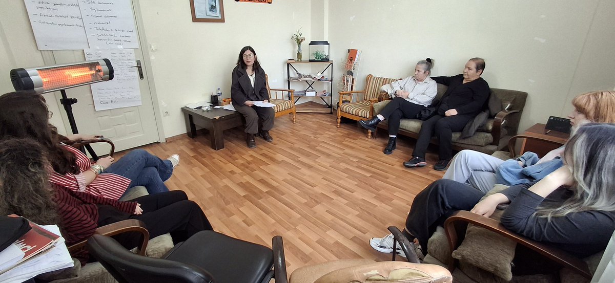 kadinhalkevci's tweet photo. Trabzon'da feminist özsavunma atölyelerimizi tamamladık. 

Erkek şiddeti karşısında birbirimizi yalnız bırakmayacağız. Erkek şiddetine; emeğimizi, bedenimizi tahakküm altına alan patriyarkal güç ilişkilerine karşı dayanışmayı büyüteceğiz ✊️

Yaşasın feminist özsavunmamız♀️ https://t.co/QFM6YHNhVo