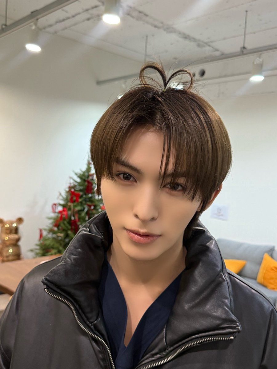 ALL(H)OURS tweet media