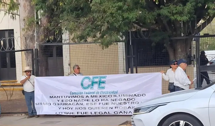 ororadio's tweet image. 🔴#ReporteVial |  Cortes a la circulación por marcha de integrantes del Sindicato Único de Trabajadores Electricistas de la República Mexicana #SUTERM que avanzan sobre la calzada Porfirio Díaz con dirección al centro de la ciudad de #Oaxaca.

#ORORadio #ORODigital