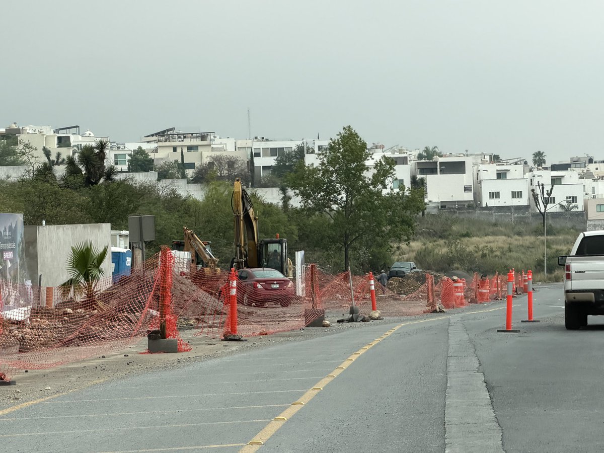 MarcedeG's tweet photo. @seguridadmtymx después de 2 semanas sigue bloqueada la calle Lince, la parte que se puede transitar la dejaron llena de baches, hoy se reanudaron clases y fue un caos. https://t.co/0HZlkKuuZv