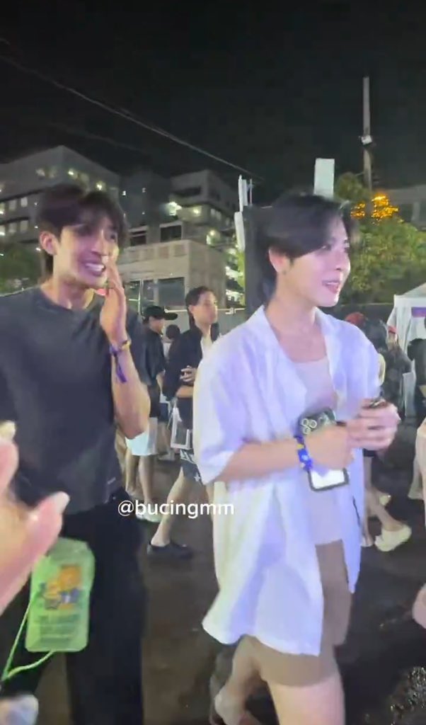ตอนอยู่กัน 2 คน              ตอนออกจากบ้านมาเจอผู้คน

คนสวยมีแฟนมาคุมแถมได้เสื้อคุมมาด้วยนินา😆