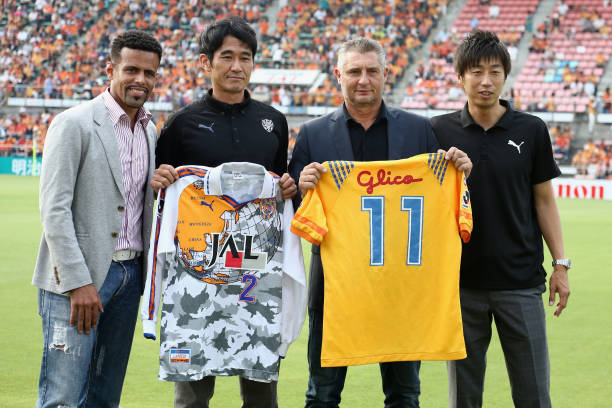 jerseyaddicts's tweet photo. Daniele Massaro, legenda Milan dan Italia, pernah bermain untuk klub Jepang, Shimizu S-Pulse, di JLeague antara Juli 1995 - Des 1996. Selama kurun waktu tersebut, dia mencetak 10 gol dari 20 penampilan setelah pindah dari AC Milan. 

#jleague #footballshirts #classic https://t.co/O7xG4dkGG7