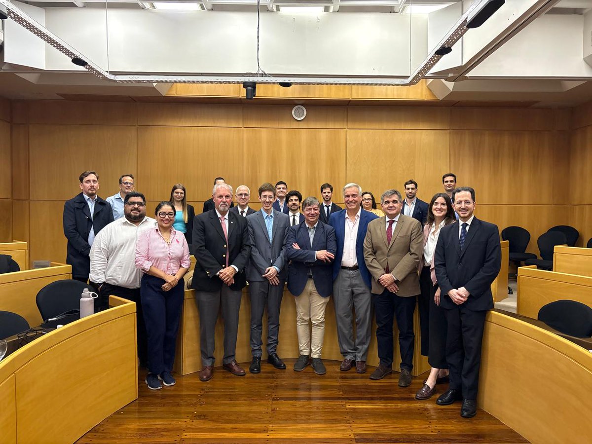 Escuela de Gobierno Universidad Austral tweet media